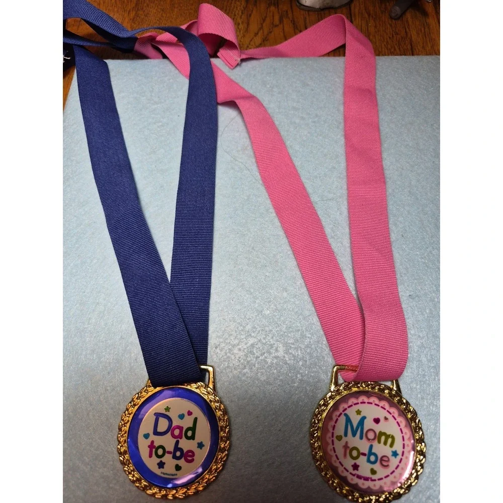 Mom To Be And Dad To Be Medallions Lot Of 2.